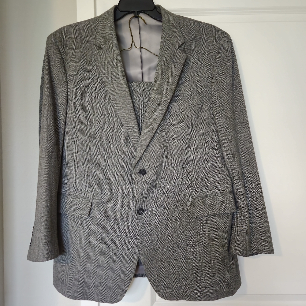 Jos A Bank Prince of Whales pattern size 48 all wool suit